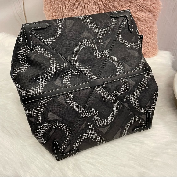 Burberry Graphite Beach Tote - Picture 3 of 9